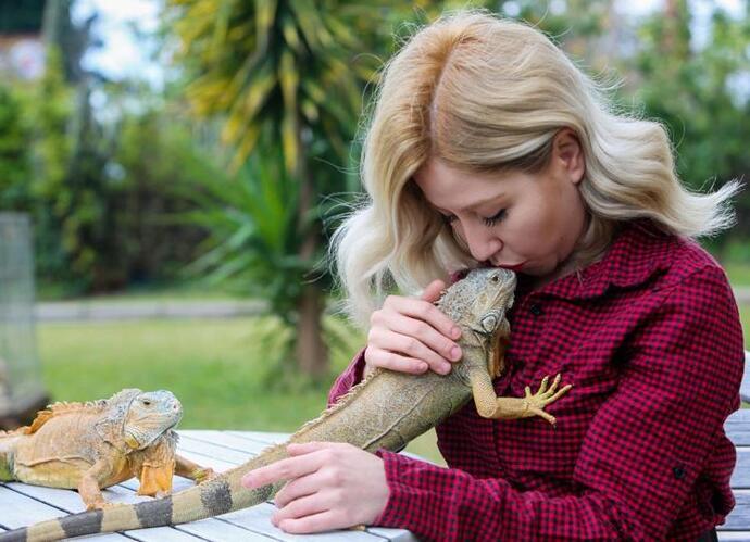 Kedi besleyen erkek mi, yoksa iguana besleyen kadın mı daha çekicidir?