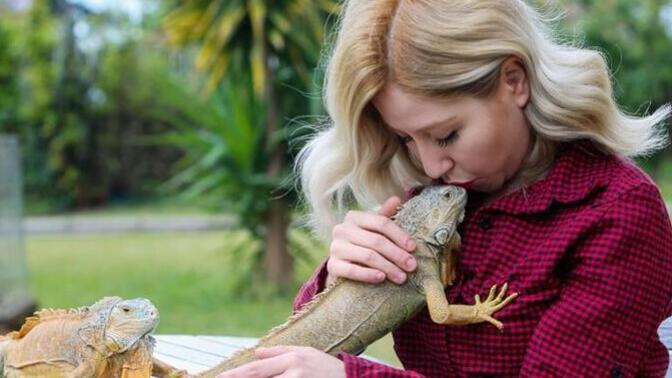 Kedi besleyen erkek mi, yoksa iguana besleyen kadın mı daha çekicidir?