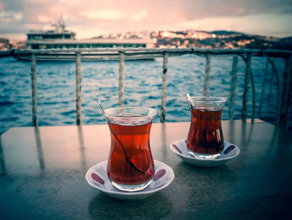 Size çay mı ısmarlardım kahve mi söyleyeyim mi?