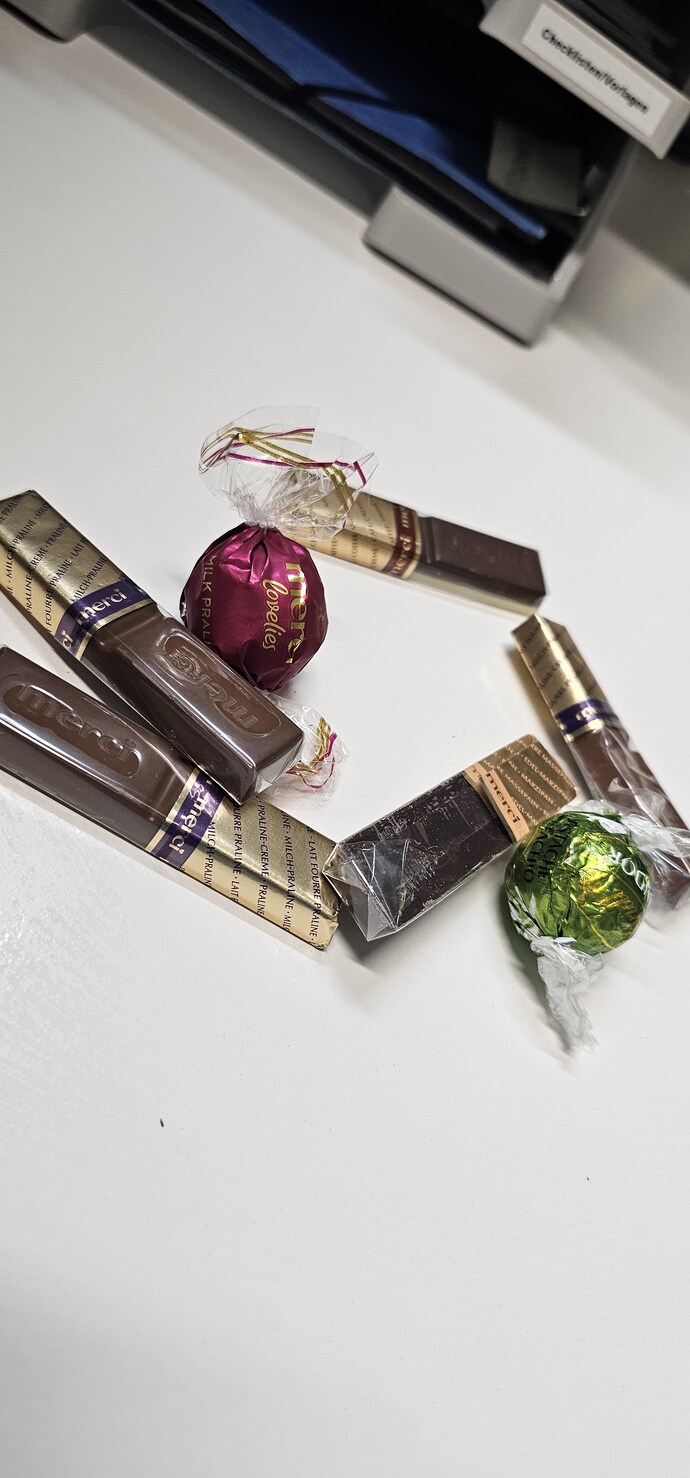 Güne neden ÇiKo ile başlıyorum acaba🫣🍫? Neden ben de diğer sağlıklı insanlar gibi bitki çayıyla falan başlayamıyorum yaw 😆😅?