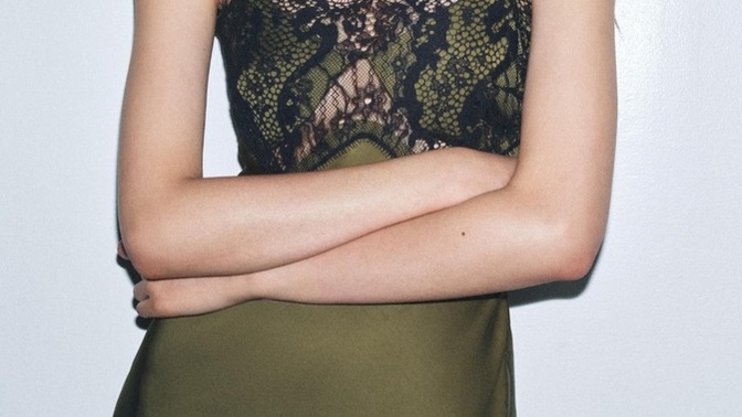 Saten gecelik mi, yoksa dantel mi daha baştan çıkarıcı?