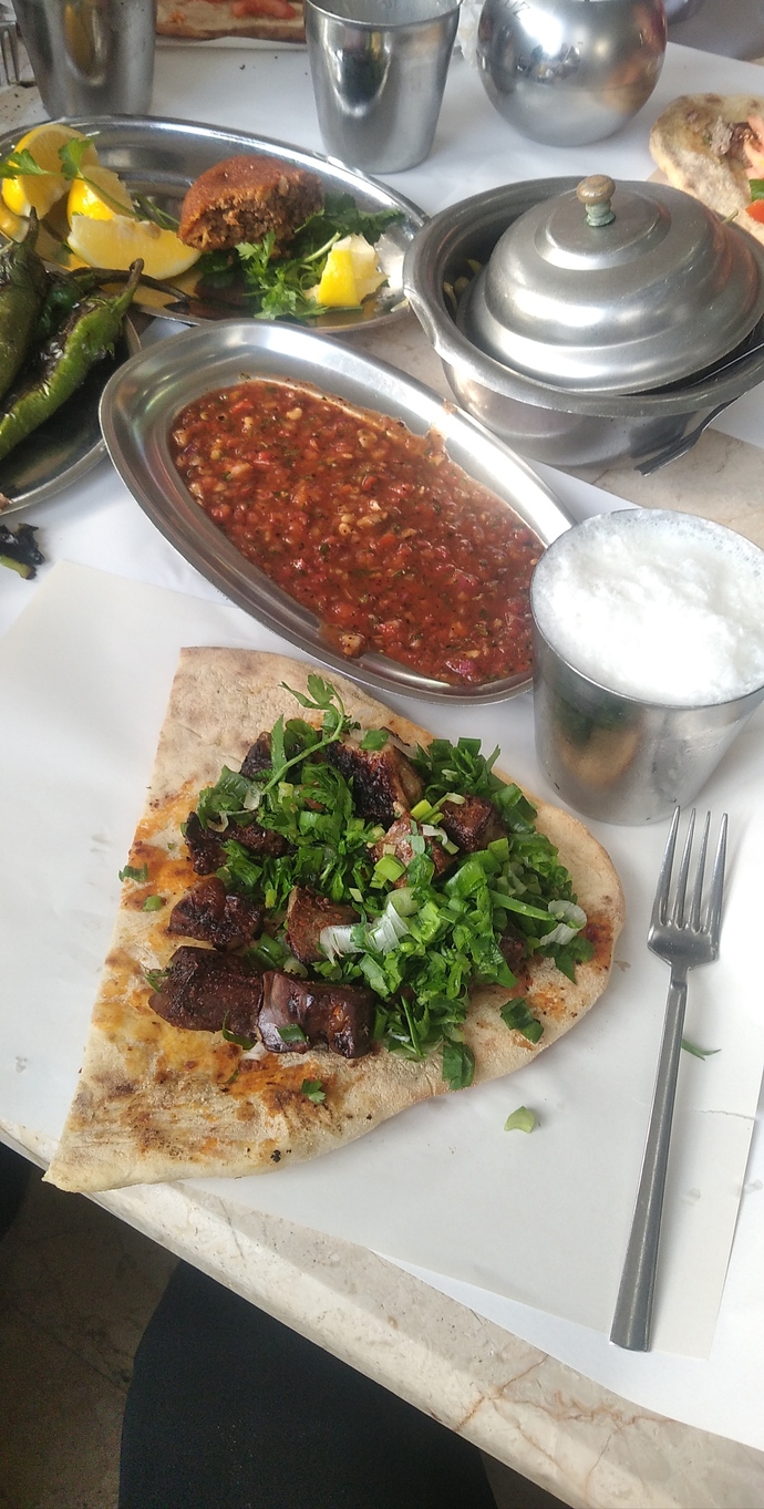 Bir yerde buluşup çığlık mı atsak 😂 sonra gider kebap yeriz?