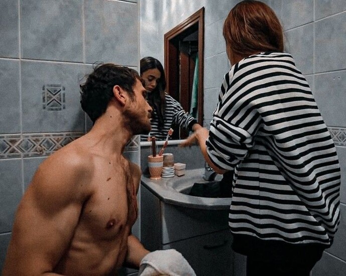 İnsan yaralıyken sevdiğine mi gider, sevildiğine mi?