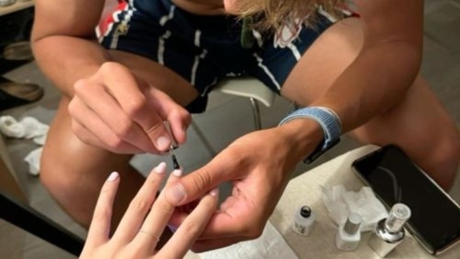 Sevgilisinin tırnaklarına oje süren erkek centilmen midir, kılıbık mı?