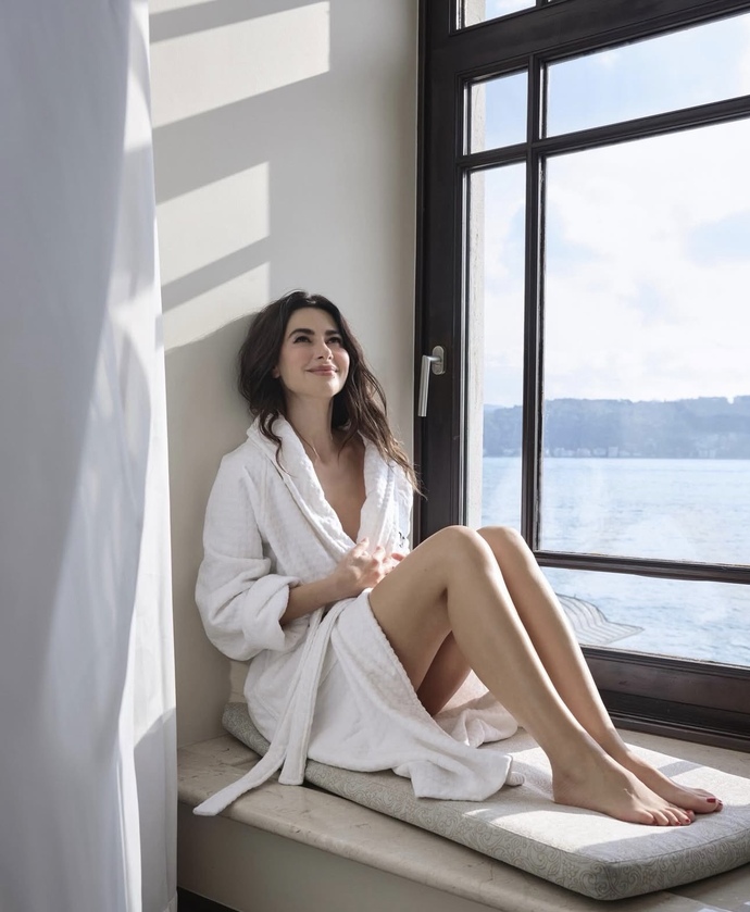 Nesrin Cevatzade kadının bornozla bile harika bir aurası yok mu?