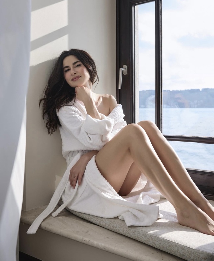 Nesrin Cevatzade kadının bornozla bile harika bir aurası yok mu?