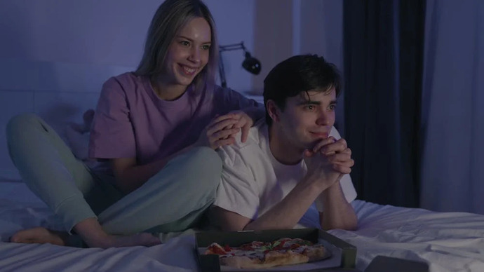 Hangi üyeyle film gecesi yapacağını öğrenmek ister misin?