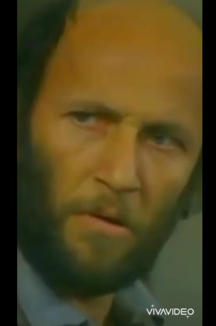 Bu adam aşırı yakışıklı değil mi ya?
