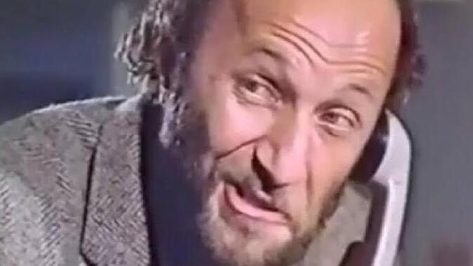 Bu adam aşırı yakışıklı değil mi ya?
