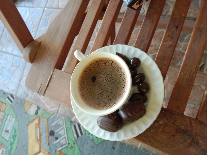 Çikolata kahvenin yanında. Ağır yiyecek mi. Yoksa hafif midir?