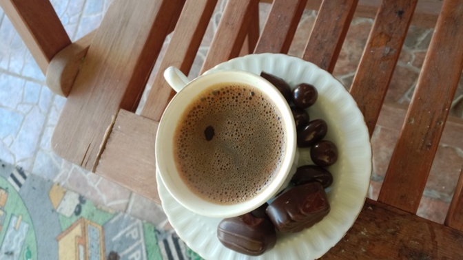 Çikolata kahvenin yanında. Ağır yiyecek mi. Yoksa hafif midir?