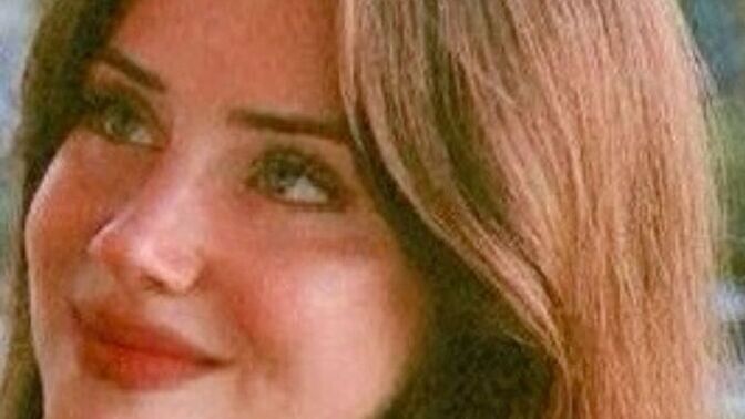 Hiç sevmediğiniz birine zorla, yapmacık bir şekilde gülümsediniz mi?
