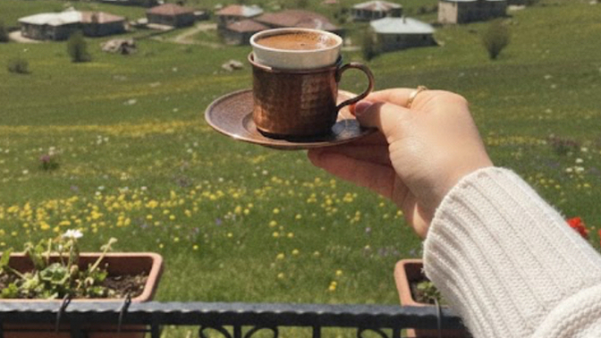 Gerçekten de Ufacık şeylerle mutlu olandan ufacık şeyler esirgenir, hiçbir şeyle yetinmeyenlerin önüne dünyalar mı serilirr?