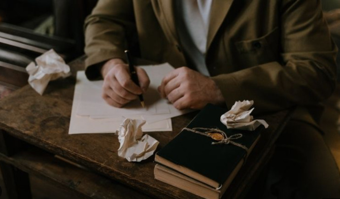 Bir kitap olsaydın, ilk cümlen ne olurdu söyleyeyim mi?