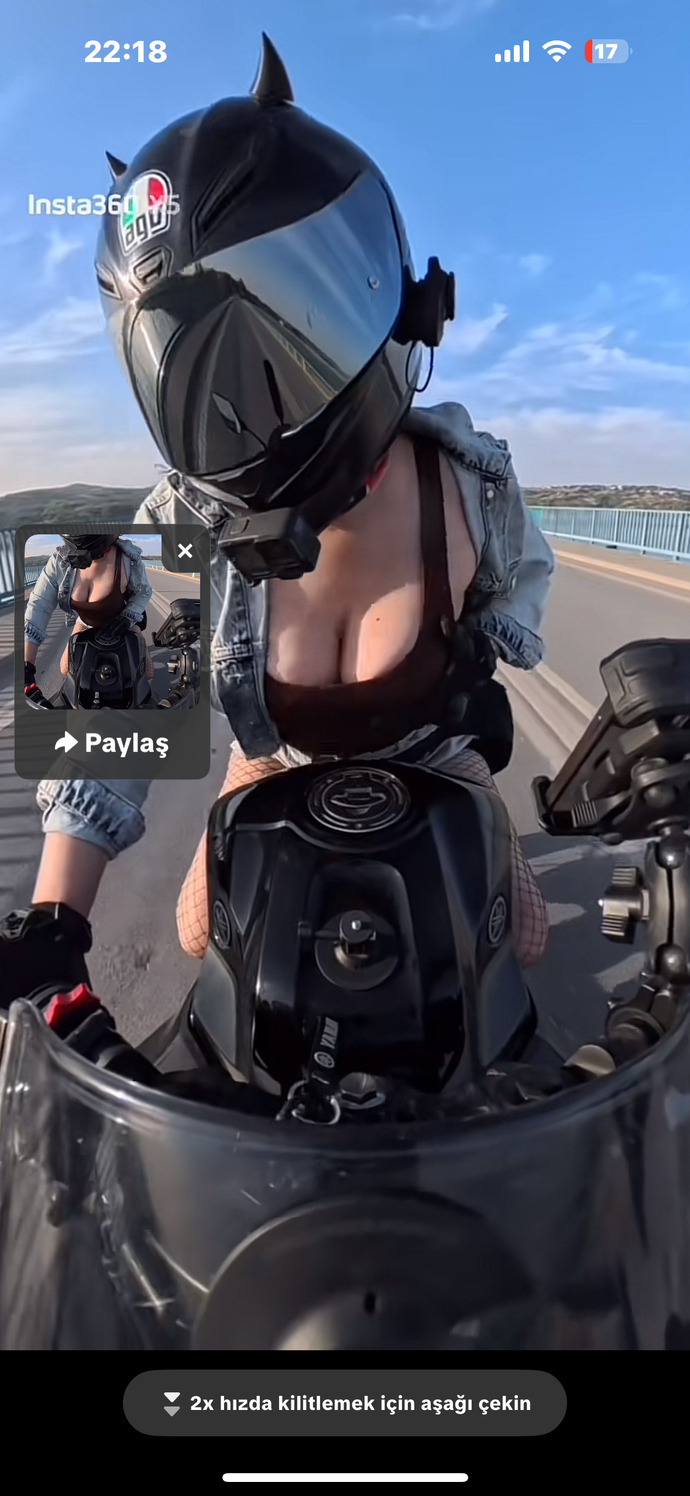 Şu şekil motor üstünde giyinen kadınların şov işi olduğunu düşünüyorum?