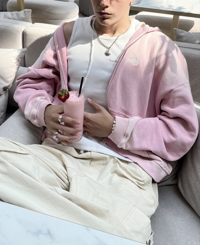 Pembe giyinen erkekten olur mu?