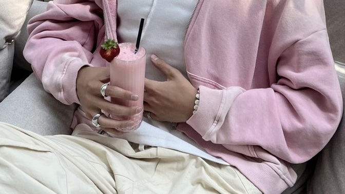 Pembe giyinen erkekten olur mu?