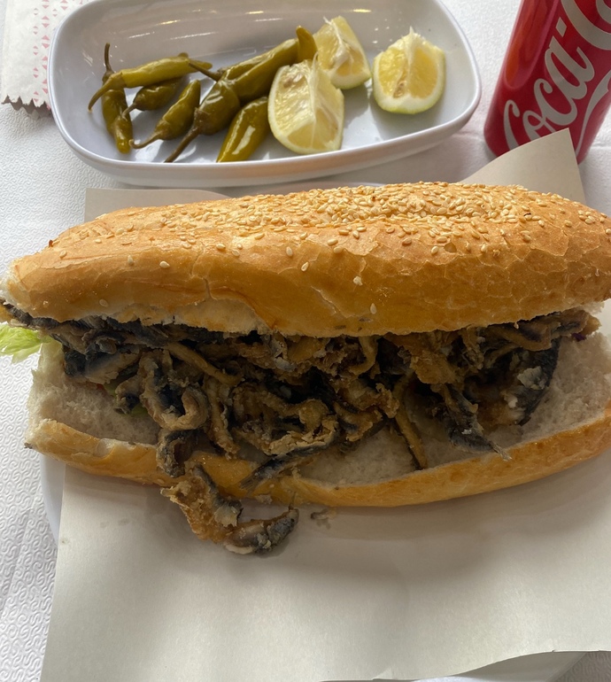 Ekmek arası hamsi sever misin?