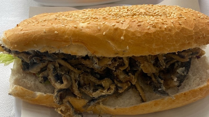 Ekmek arası hamsi sever misin?