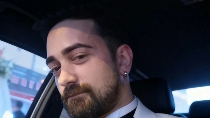 Sizce yıl sonu yemeğine spor mu yoksa takım elbise mi giysem?