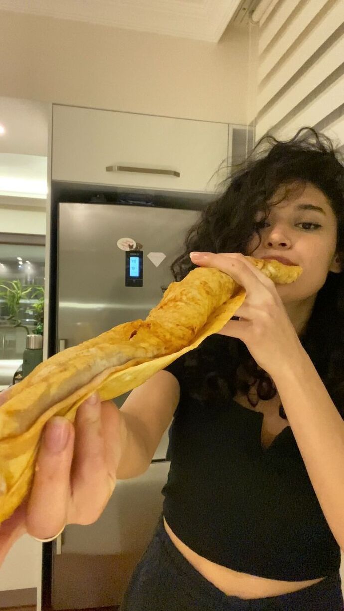 Bir oturuşta 70 cm zurna dürüm yiyen kız göz korkutur mu?