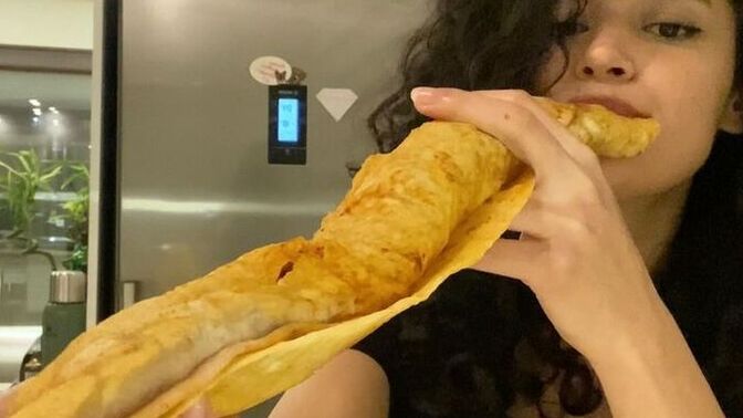 Bir oturuşta 70 cm zurna dürüm yiyen kız göz korkutur mu?