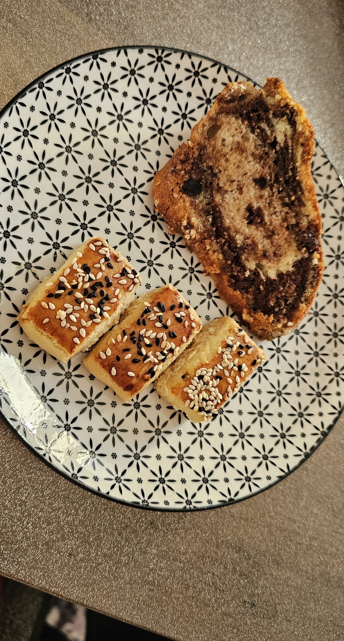 Sabah sabah spora mı gitsem, yoksa kahve yanına ağzım boş kalmasın diye hazırladığım tabaktakileri mi götürsem 😋?