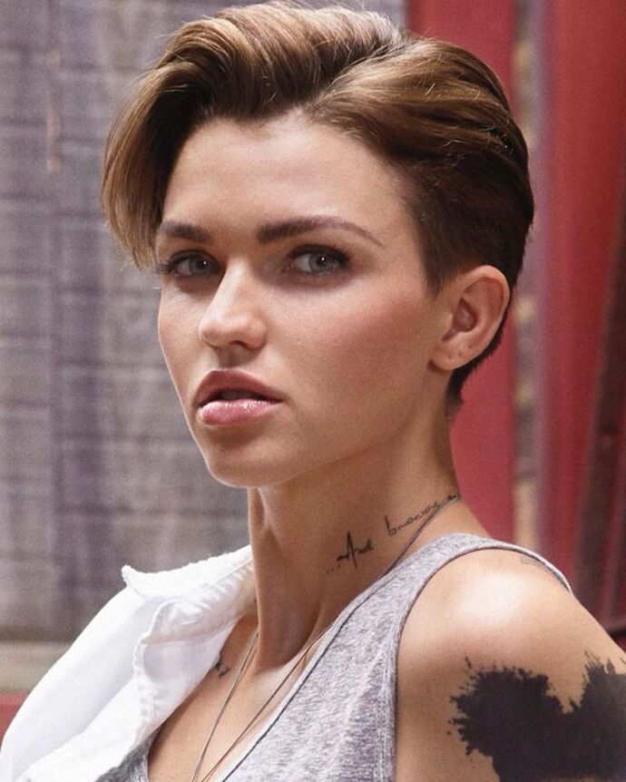 Avusturalyalı kadın oyuncu ruby rose hem güzel hem de birçok türk erkeğinden daha yakışıklı olması tuhaf değil mi?