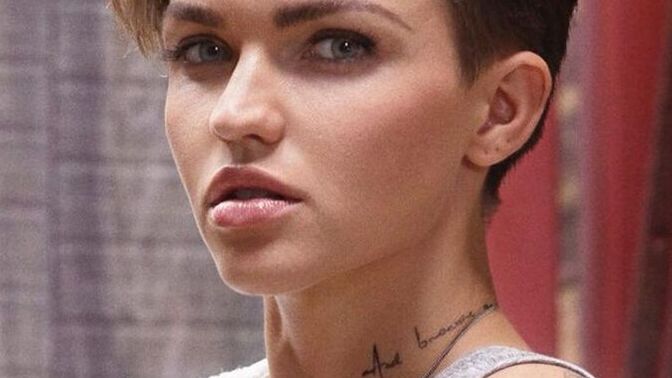 Avusturalyalı kadın oyuncu ruby rose hem güzel hem de birçok türk erkeğinden daha yakışıklı olması tuhaf değil mi?