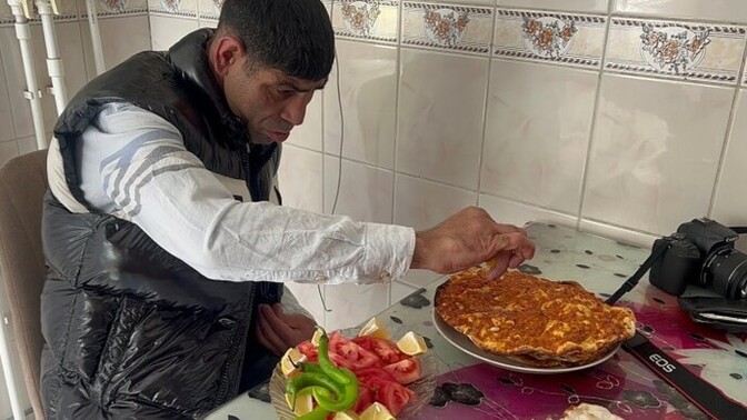 Hazir mutfağa girmişken atayım mı sana da lahmacun?