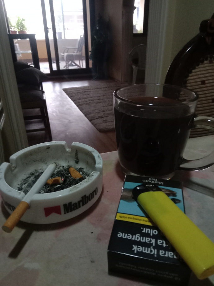 Yağmurlu havalarda çay demlemek mi size göre. Yoksa kahve yapmak mı?