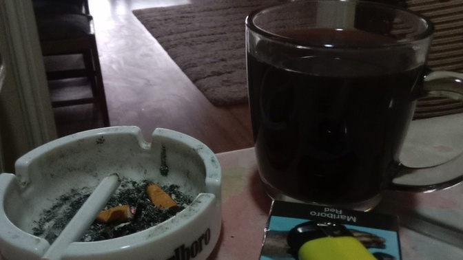 Yağmurlu havalarda çay demlemek mi size göre. Yoksa kahve yapmak mı?