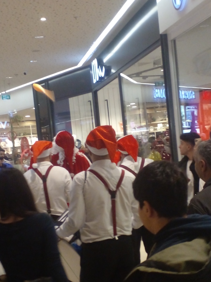 Burdaki Noel baba amca (lar) ın daha az ses yapmasını