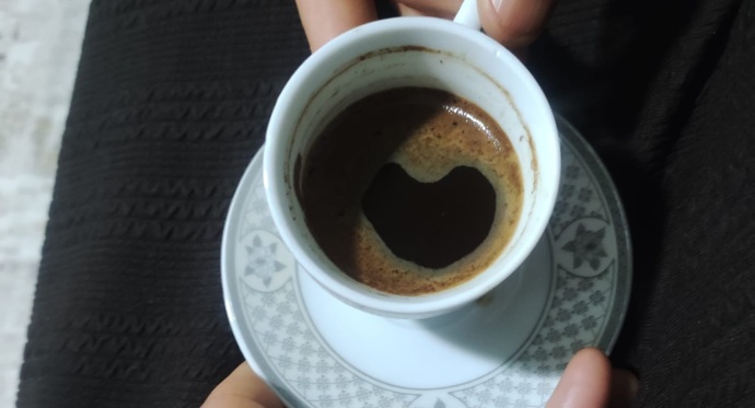Kahve mi seni ayakta tutuyor, yoksa sen mi kahveyi ayakta tutuyorsun?