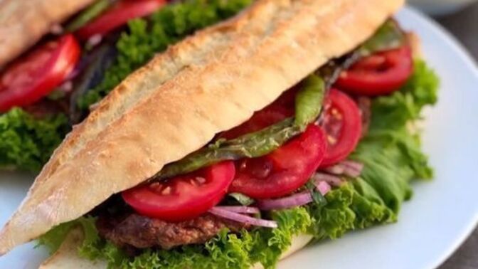 Akşama köfte ekmek ve çorba yiyorum, siz köfte ekmek sever misiniz?