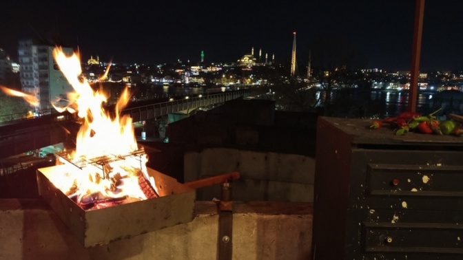 Mangala ne atsam daha güzel olur, közde biberin yanına başka neler gider?