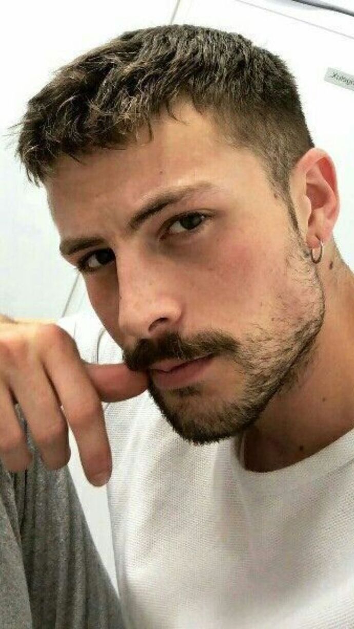 Yakışıklı erkekler mi daha egolu, yoksa güzel kadınlar mı?