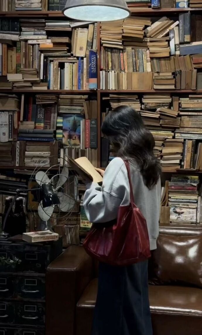Kitap okumayı sever misiniz, şu an okuduğunuz bir kitap veya seri var mı?