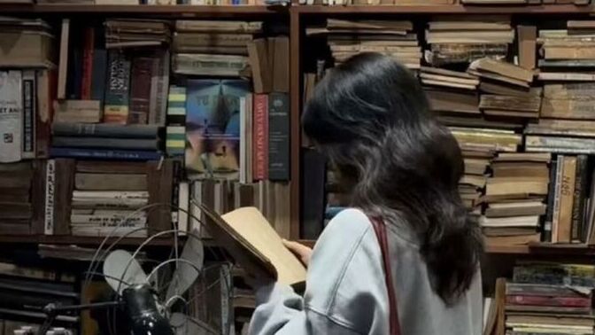 Kitap okumayı sever misiniz, şu an okuduğunuz bir kitap veya seri var mı?