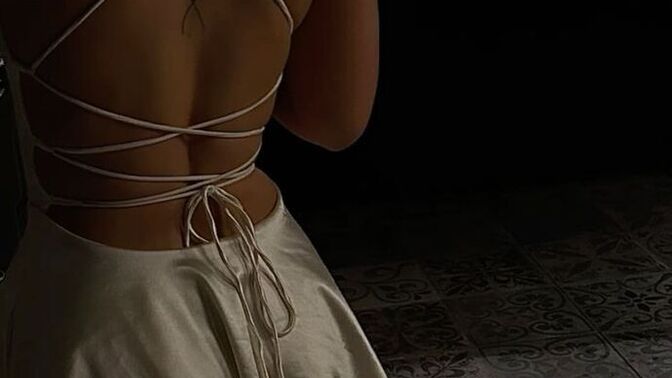 Sırt dekolteli elbiseler sizce çekici mi yoksa abartı mı duruyor 💋?
