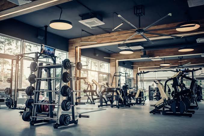 Uzun boyluyum, spora yeni başlayacağım; kas yapmak yakışır mı, nasıl başlamalıyım?