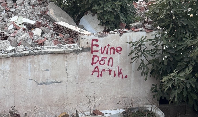Geceye duvar yazısı bırakacak olsan ne yazardın?