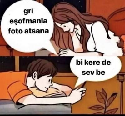 Bir erkeğin dekoltesi gri eşofman mıdır?