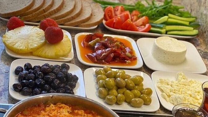 Kahvaltıda akşamdan kalma yemek yemek sağlıklı mı, siz yiyor musunuz 😅?