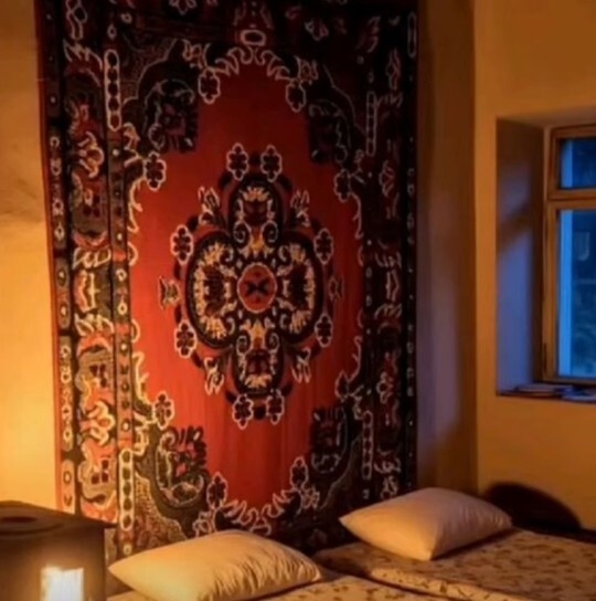 Duvara halı asmak saçma mı yoksa geleneksel mi?