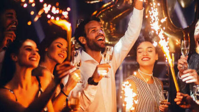 Bu gece icin parti duzenleseydim sizi de cagirir miydim soyleyeyim mii?
