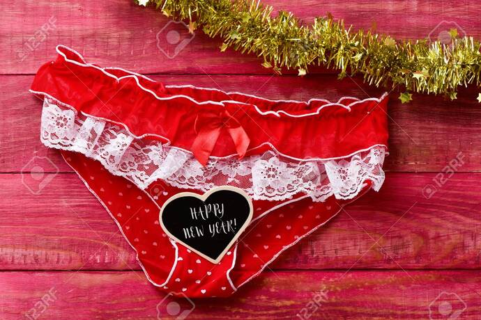 Kırmızı iç çamaşırı yılbaşında gerçekten şans getiriyor mu sizce 🎄?
