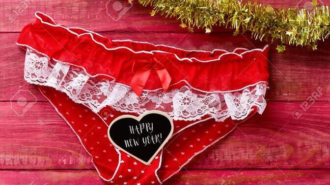 Kırmızı iç çamaşırı yılbaşında gerçekten şans getiriyor mu sizce 🎄?