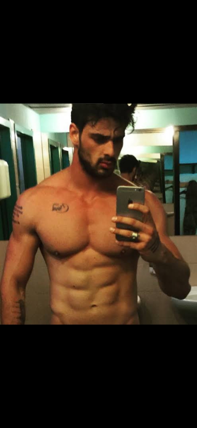 Yakışıklı sevgilim olsa biceps ısırmak normal mi, siz de böyle şeyler hayal ediyor musunuz 🤤🥵?