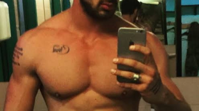 Yakışıklı sevgilim olsa biceps ısırmak normal mi, siz de böyle şeyler hayal ediyor musunuz 🤤🥵?